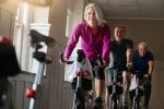 Hacer más ejercicio entre los 45 y 65 años ayudaría a prevenir el alzhéimer Grupo de personas de mediana edad en una sesión de spinning