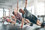 Hacer ejercicio reduce efectos negativos del tratamiento del cáncer Grupo de personas hace ejercicio en un gimnasio
