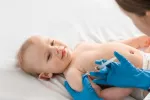 Confirman la eficacia de niservimab contra el VRS con datos del mundo real en varios países Una doctora vacuna a un sonriente bebé