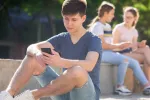 Los adolescentes con problemas de salud mental usan más las redes sociales Joven solitario usando las redes sociales