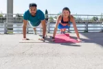Pequeñas dosis de ejercicio intenso favorecen un envejecimiento cerebral saludable pareja joven realizan burpees en su entrenamiento de fuerza