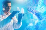 Una bebida que mezcla probióticos podría ayudar a prevenir alzhéimer Investigador sostiene dos recipientes con probióticos