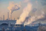La contaminación del aire podría matar a 250.000 personas al año en Europa Fábricas emitiendo gases en una ciudad europea