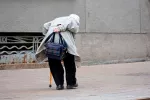 Curvatura de la espalda debido a la edad Mujer de avanzada edad camina con una marcada curvatura de la espalda