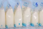 Encuentran contaminantes en muestras de leche materna de mujeres sanas Bolsas con leche materna