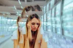 Los síntomas que preceden a la migraña se pueden aliviar con el fármaco ubrogepant Mujer se toca las sienes con síntomas de mareo