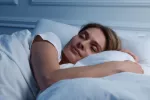 La Pirámide del sueño es la primera guía visual que explica hábitos diurnos para dormir bien Mujer durmiendo plácidamente en su cama