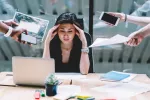 Las jornadas de trabajo prolongadas pueden afectar negativamente al cerebro Mujer en su puesto de trabajo agobiada por exceso de tareas que le asignan