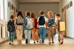 ¿Jornada escolar continua o partida? Qué es mejor para los niños Grupo de niños entrando al colegio