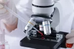 Descubren un código de barras en la sangre que revela cómo envejecemos Científico analiza una muestra de sangre bajo el microscopio