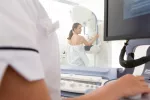 Otras técnicas diagnósticas muestran más eficacia que la mamografía en mujeres con mamas densas Una mujer joven se somete a una mamografía