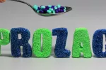 Medicamento antidepresivo Prozac Cuchara con cápsulas sobre letras formando la palabra prozac