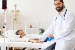Niña recibe una transfusión sanguínea para tratar la anemia de Fanconi Una niña se dispone a recibir una transfusión de sangre junto a su doctor