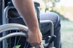 Hombre discapacitado por ELA en silla de ruedas Hombre en silla de ruedas