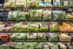 Bolsas de ensaladas preparadas para su consumo Expositor con ensaladas listas para comer en un supermercado