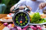 Ayuno intermitente versus restricción calórica para perder peso Persona se dispone a comer con un reloj y una cinta métrica en primer plano