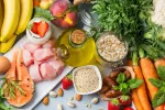Alimentos saludables que favorecen la diversidad de la microbiota intestinal Variedad de alimentos saludables sobre una mesa de cocina