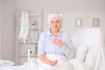 Test para predecir la efectividad de la quimioterapia Paciente oncológica con pañuelo recibiendo un tratamiento de quimioterapia