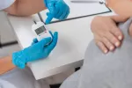 Embarazada en consulta médica para controlar su diabetes gestacional Doctora comprueba los niveles de azúcar en sangre de una embarazada