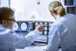 Análisis de un escáner cerebral Dos doctores analizando un escáner cerebral