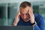 Hombre con dolor de cabeza por migraña Hombre con dolor de cabeza