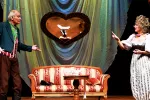 Los talleres de teatro mejoran los síntomas emocionales Dos personas mayores actuando