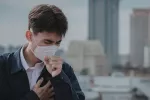 Hombre expuesto al aire contaminado Hombre tosiendo