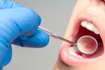 Dentista comprueba la presencia de periodontitis Mano del dentista examina boca paciente con espejo dental
