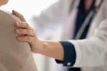 Nuevas pistas podrían mejorar el tratamiento del azlhéimer Doctora apoyando a su paciente con alzhéimer