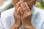 Factores ambientales que envejecen Señora mayor se tapa la boca por ambiente contaminado