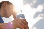 Calor extremo en España Mujer que bebe el agua que se refresca en la onda de calor extrema
