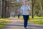 Caminar más rápido puede reducir la fragilidad Mujer haciendo su trote diario por un parque