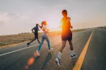 Atletas corriendo con el método Jeffing Tres corredores está corriendo en la carretera al aire libre al atardecer