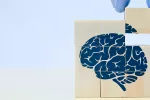 Concepto de terapia para solucionar efectos del alzhéimer en el cerebro Encajando la última pieza de un puzle de madera con un cerebro dibujado