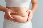 Efecto rebote tras perder peso al tratarse con Ozempic Mujer sujetándose el abdomen con kilos de más recuperados
