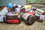 Jarabes y medicamentos contaminados peligrosos para la salud Botes vacíos en el suelo de jarabes para la tos contaminados