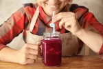 Zumo de remolacha tiene un efecto positivo sobre la presión arterial Una mujer se dispone a beber un zumo de remolacha con una pajita
