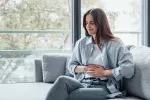 ¿Cómo se relacionan el peso y la menstruación? Mujer joven con dolor por la regla