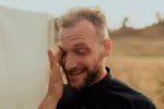 ¿Por qué lloramos de alegría? Señor llorando de felicidad