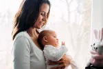 Ampliación del permiso de nacimiento Madre pasando tiempo con su bebé
