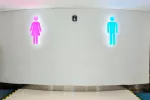 Baño público Baño público con los símbolos de hombres y mujeres