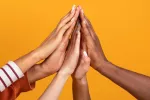 Ser una persona tolerante Grupo de personas juntando sus manos simbolizando tolerancia