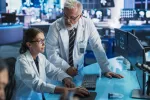 Investigadores analizan los resultados de un estudio sobre alzhéimer Dos investigadores estudian en la pantalla los resultados de sus pruebas