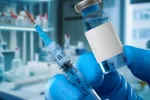 Vacuna experimental contra cáncer de páncreas y colorrectal Mano de un investigador sostiene un vial de vacuna experimental y una jeringuilla