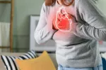 Mujer con las manos a la altura del corazón al sufrir un infarto Mujer apoya sus manos sobre la ilustración de un corazón en su pecho