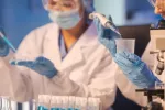 Científicas analizan resultados de fármaco experimental Investigadoras en laboratorio realizan análisis