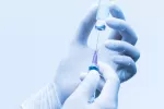 Fármaco inyectable para prevenir la infección por VIH Manos enguantadas de sanitario sujetan vial y jeringuilla