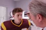 Efectos de traumatismos craneoencefálicos en atletas jóvenes Jugador de fútbol americano siendo explorado por el neurólogo