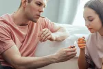 Jóvenes consumen cannabis Hombre y mujer jóvenes se disponen a fumar cannabis