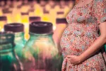 Efecto de los microplásticos en la placenta de la embarazada Embarazada junto a envases que reflejan el peligro de los microplásticos